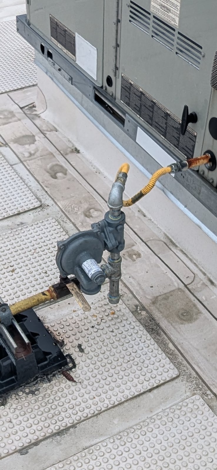 Commercial rooftop gas hookup and regulator installation by Puget Sound Gas