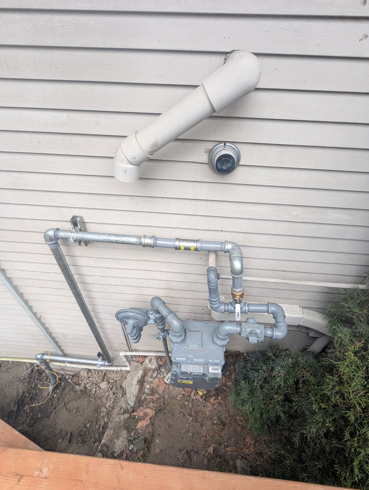 New exterior gas piping, regulator, and meter installation on a Western Washington home by Puget Sound Gas